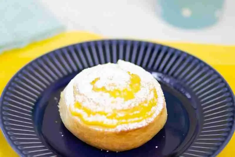 Frisch gebackene Vanille-Puddingschnecken auf einem Backblech, bereit zum Genießen