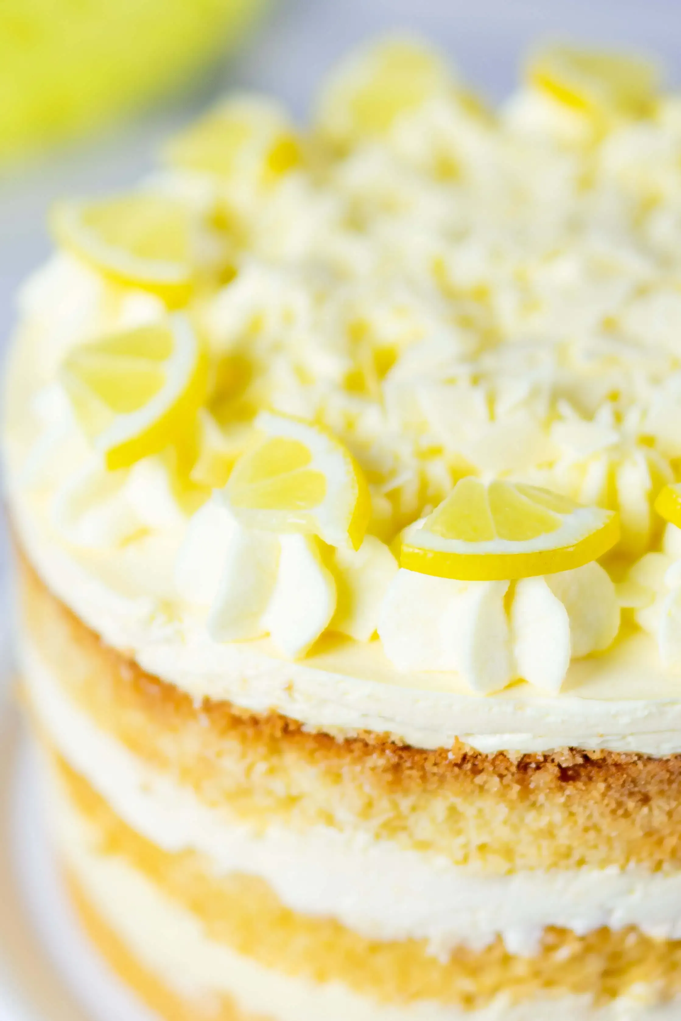 Frisch gebackene Zitronencreme Torte mit Zuckerrand