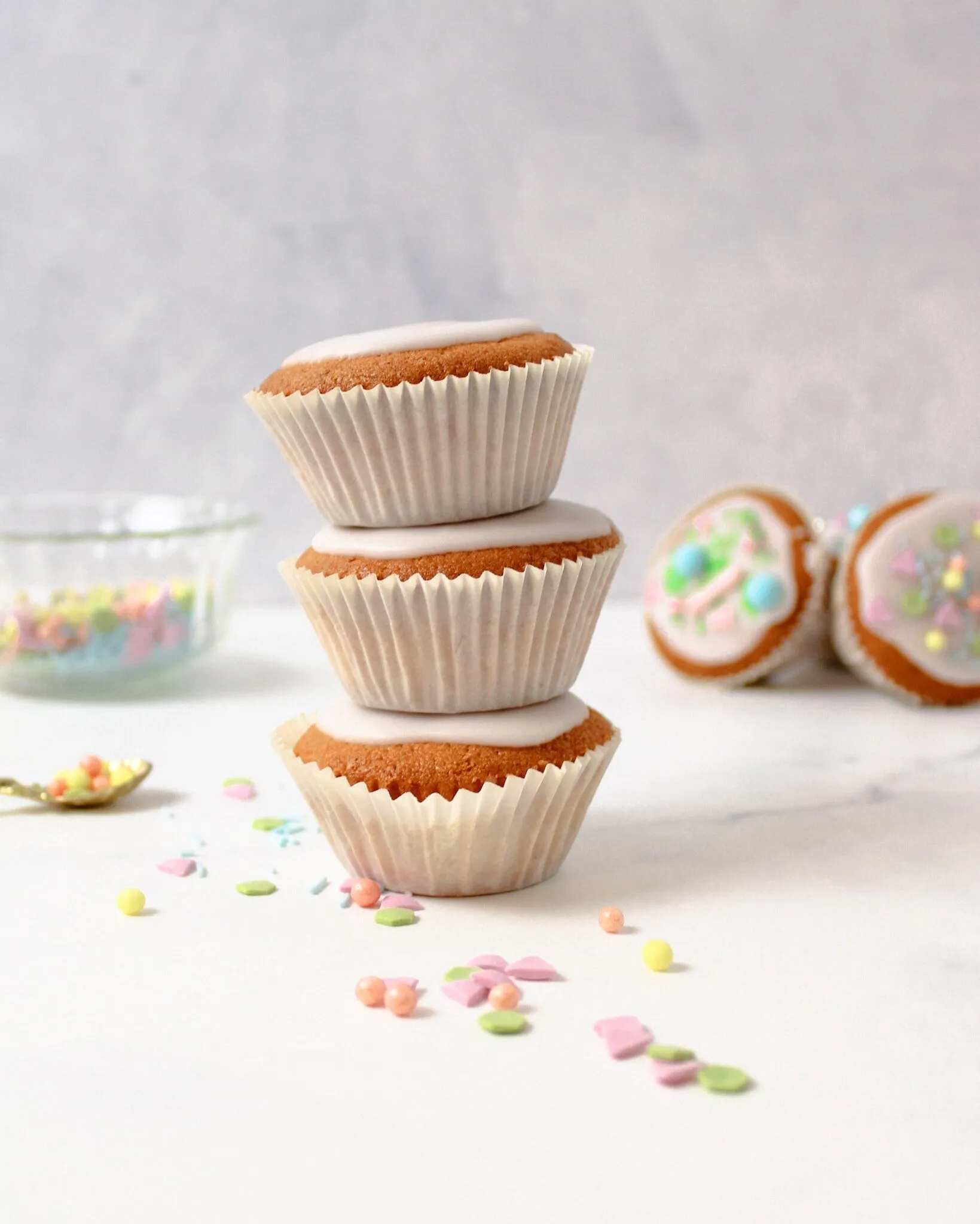 Frisch gebackene Zitronenmuffins mit Zitronenabrieb und Puderzucker bestreut