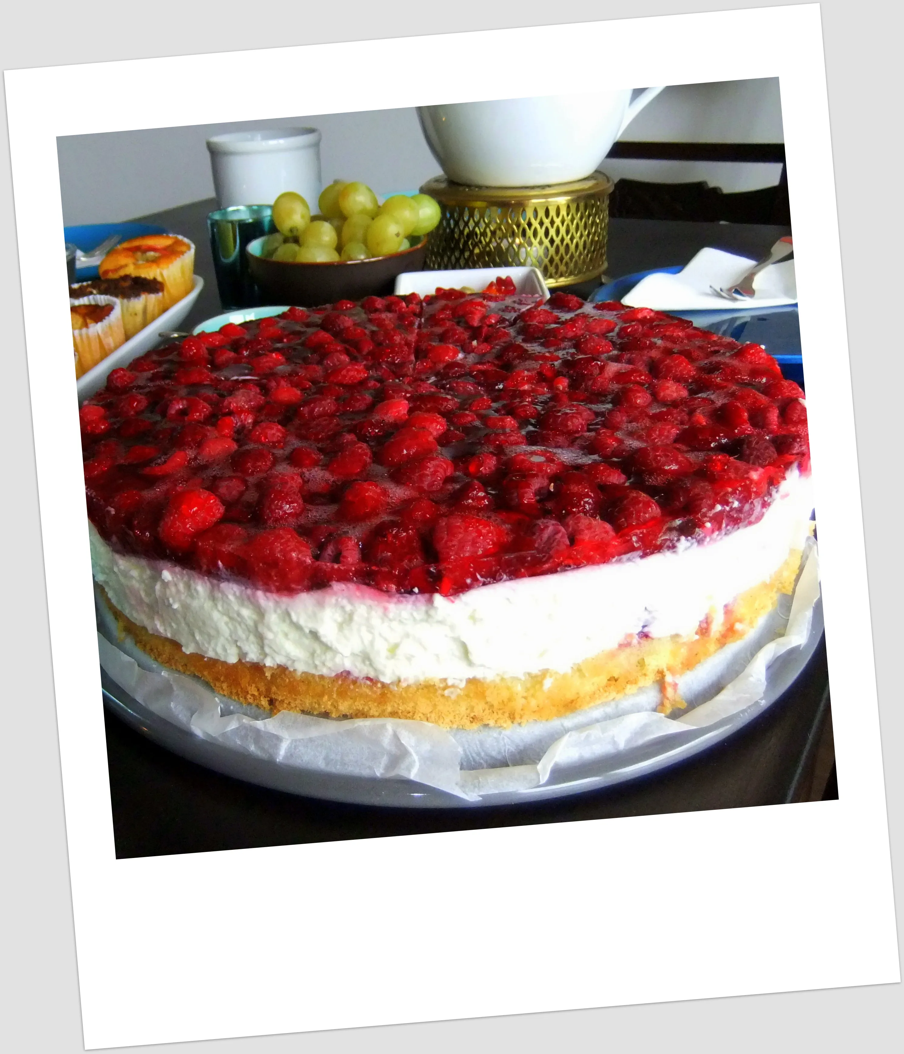 Frisch gebackener Biskuitboden und Zutaten für die Käsesahnetorte