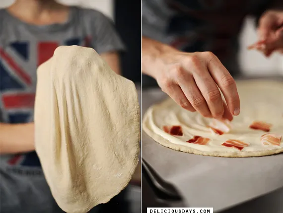 Frisch gebackener Flammkuchen mit Zwiebeln und Speck