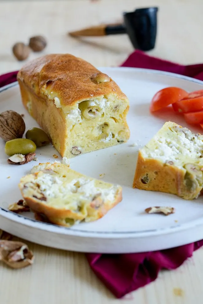 Frisch gebackener herzhafter Kuchen mit Oliven und Ziegenkäse, bereit zum Servieren