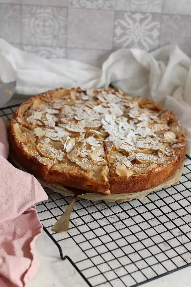 Frisch gebackener italienischer Apfelkuchen mit Mandeln bestreut