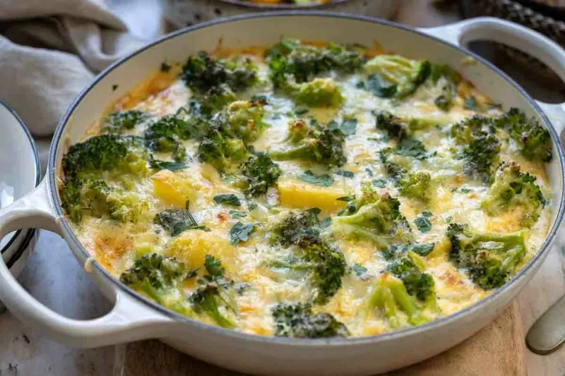 Frisch gebackener Kartoffel-Brokkoli-Auflauf aus dem Ofen