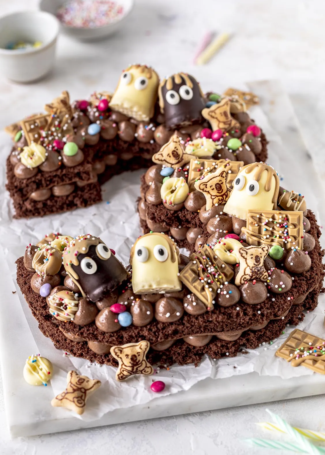 Frisch gebackener Number Cake mit Schokoladenbiskuit