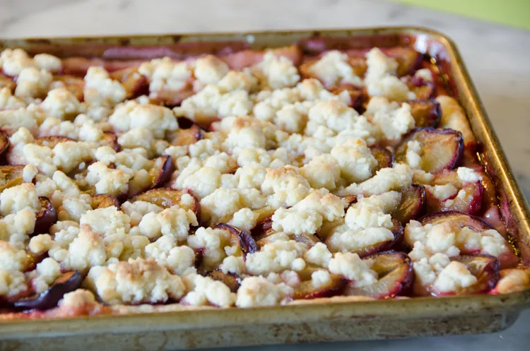 Frisch gebackener Pflaumenkuchen mit knusprigen Streuseln