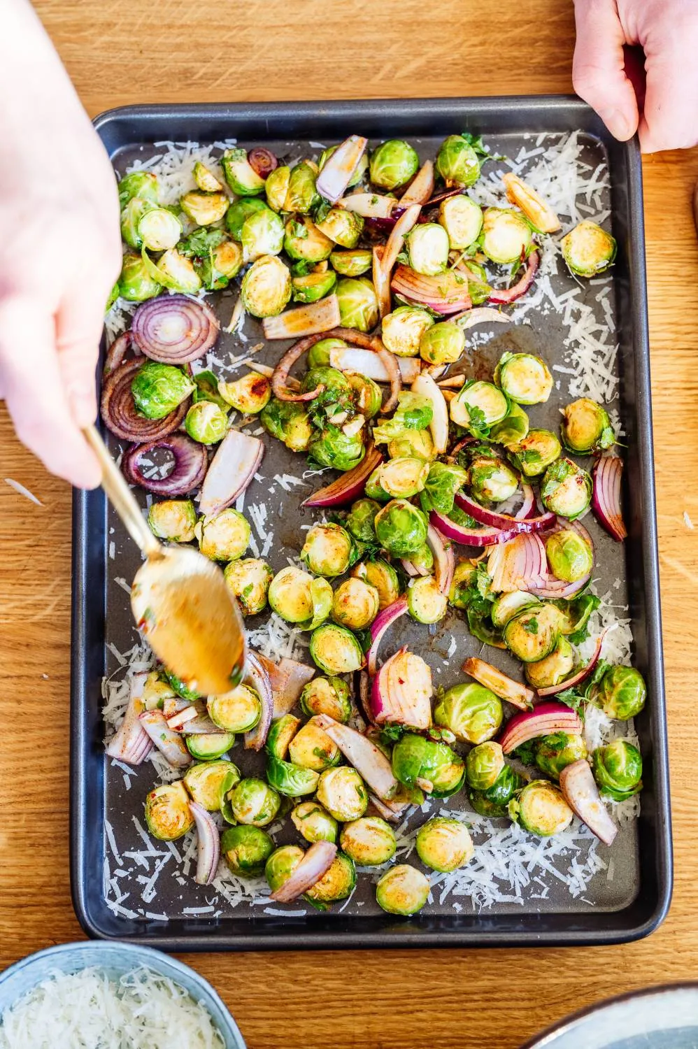 Frisch gebackener Rosenkohl auf einem Backblech