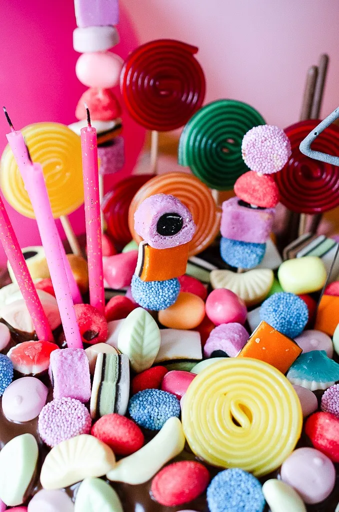 Frisch gebackener Rührteig-Kuchen in einer Form, bereit zum Verzieren