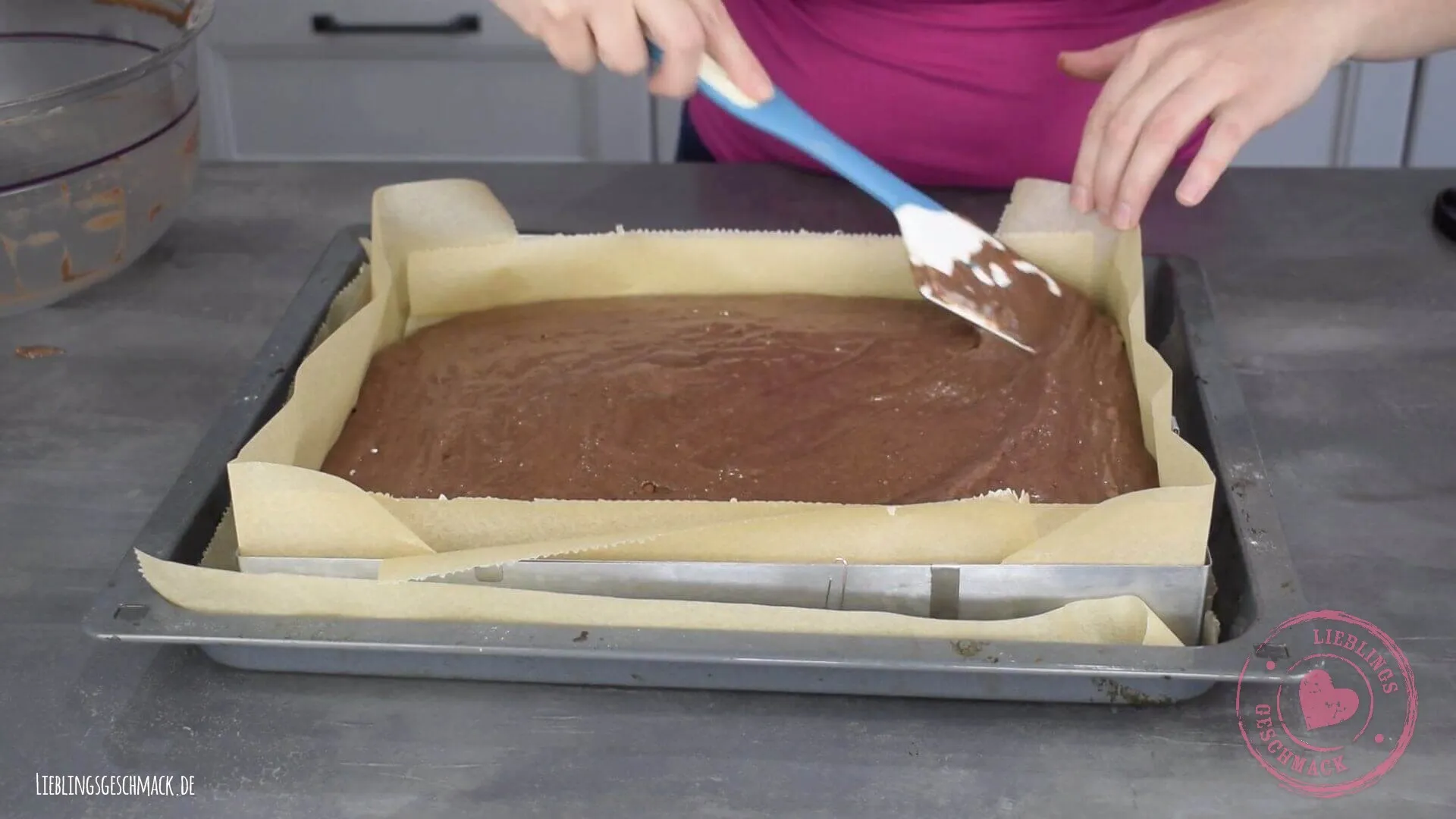Frisch gebackener Wunderkuchen für die Ritterburg Torte auf einem Backblech