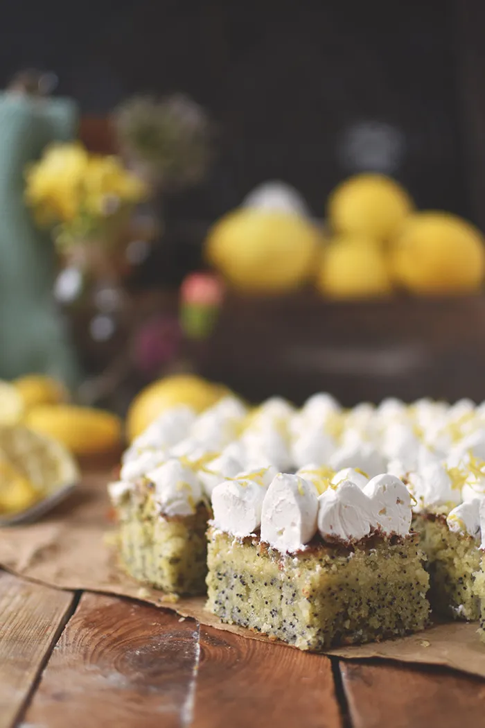 Frisch gebackener Zitronen-Mohn-Kuchen mit cremiger Quarkhaube