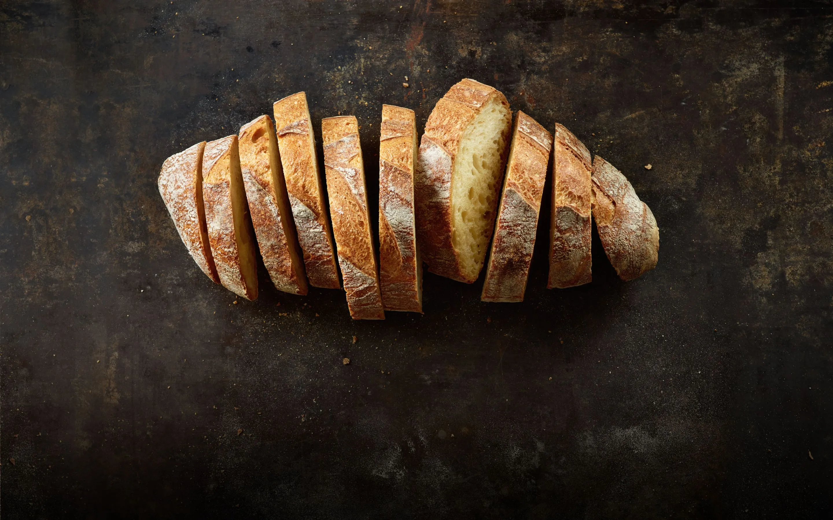Frisch gebackenes Bio-Brot auf einem Holzbrett