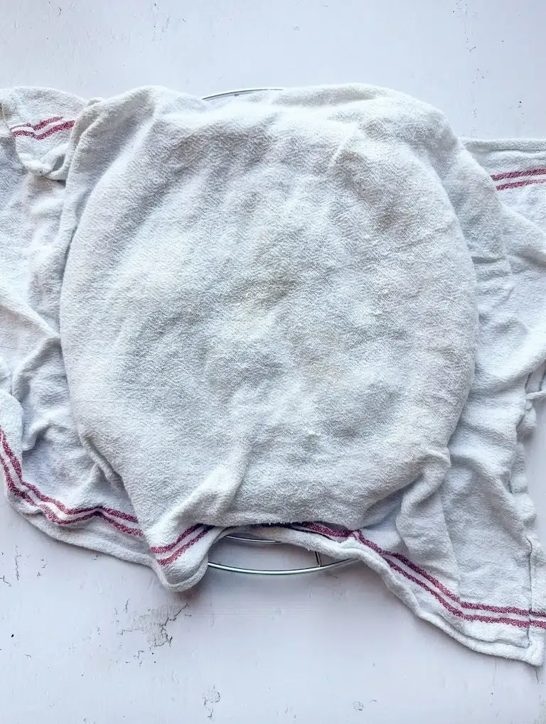 Frisch gebackenes Fladenbrot mit Sesam und Schwarzkümmel