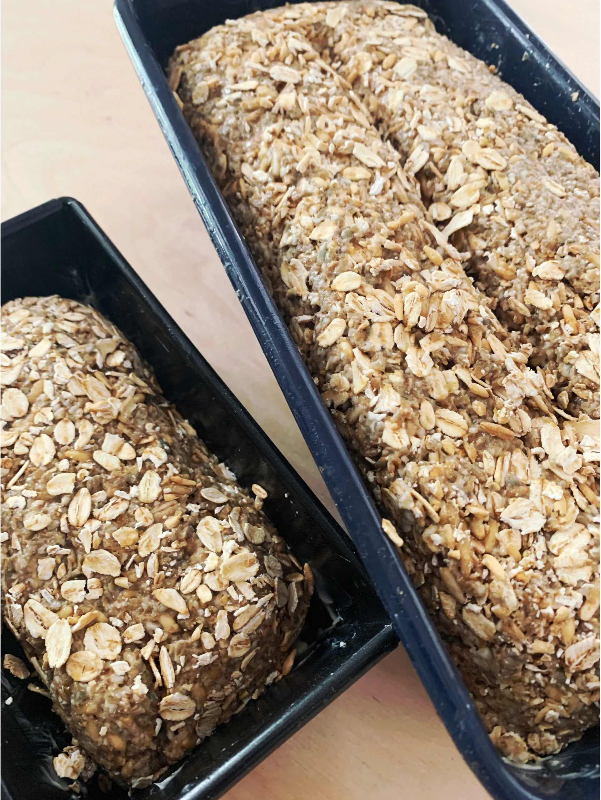 Frisch gebackenes Hamburger Schwarzbrot aus der Kastenform