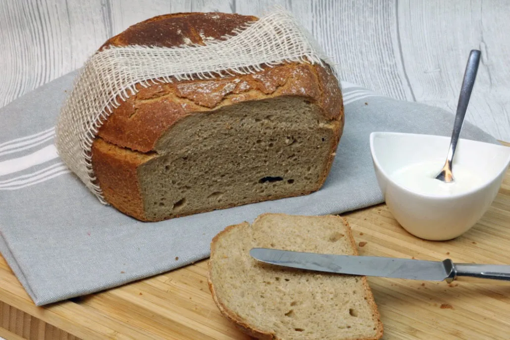 Frisch gebackenes Joghurtbrot mit knuspriger Kruste
