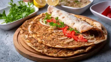 Frisch gebackenes Lahmacun mit Hackfleischbelag