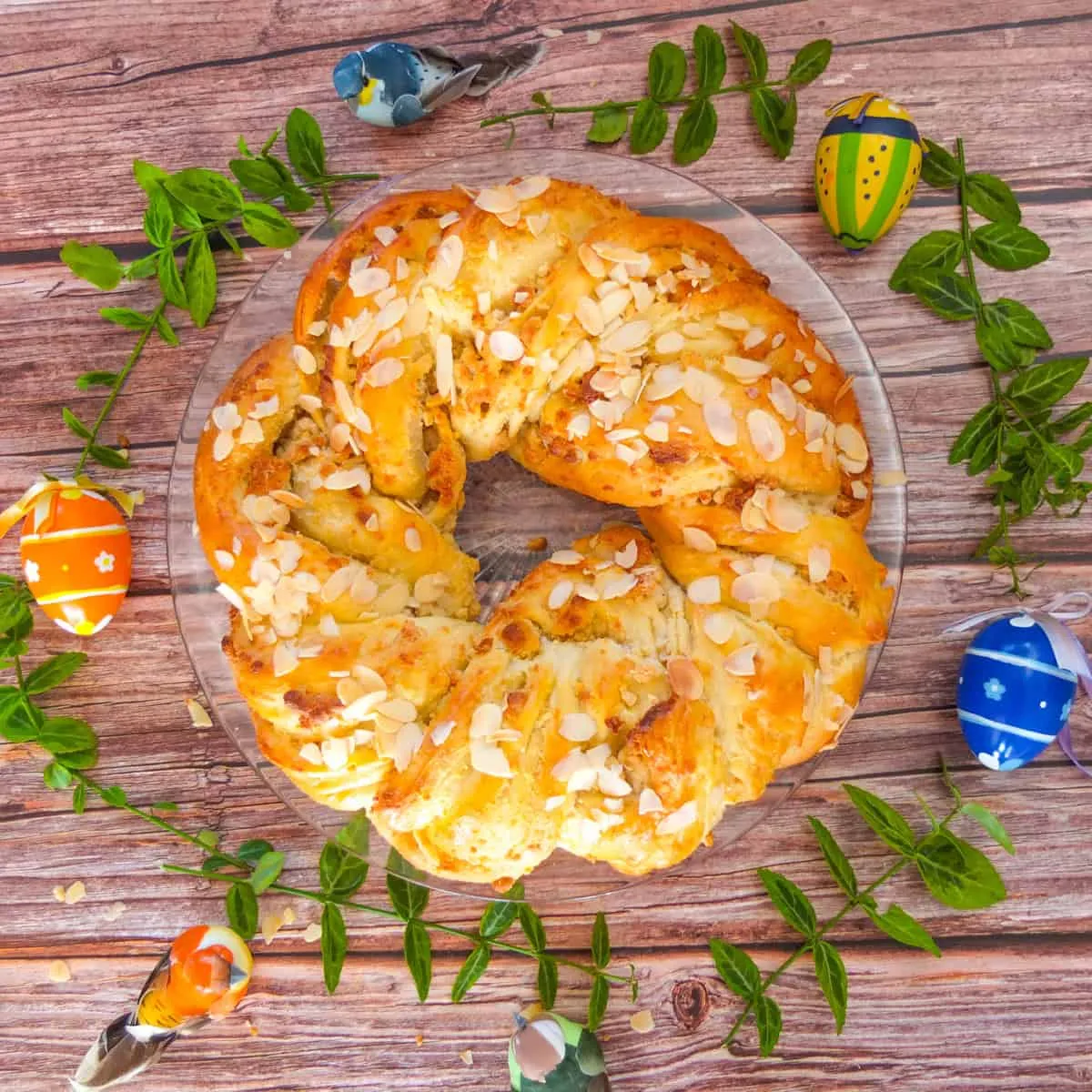 Frisch gebackenes Osterbrot