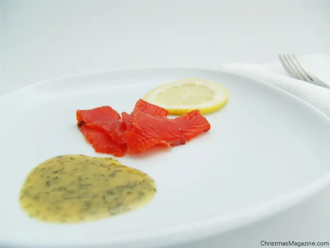 Frisch gebeizter Graved Lachs mit Dill garniert auf einer Holzplatte