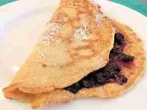 Frisch gebratene deutsche Pfannkuchen mit verschiedenen Belägen