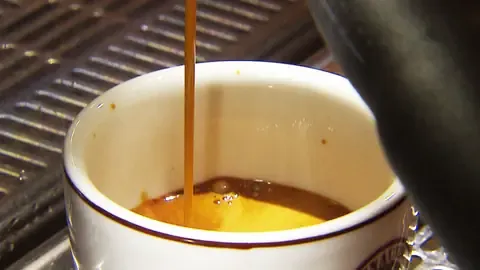 Frisch gebrühter Kaffee läuft in eine Tasse