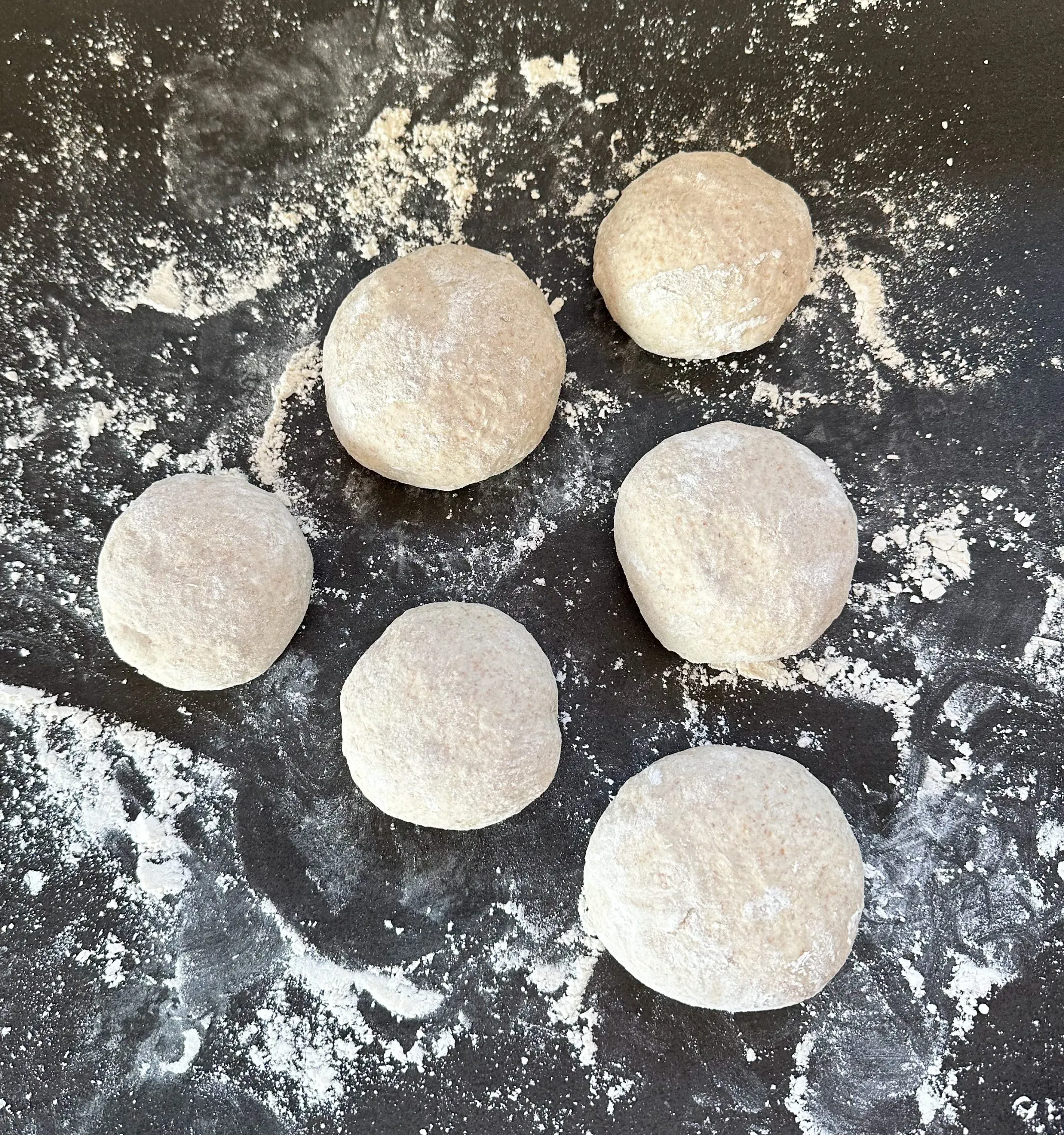 Frisch geformter Sauerteig geht im Kühlschrank auf