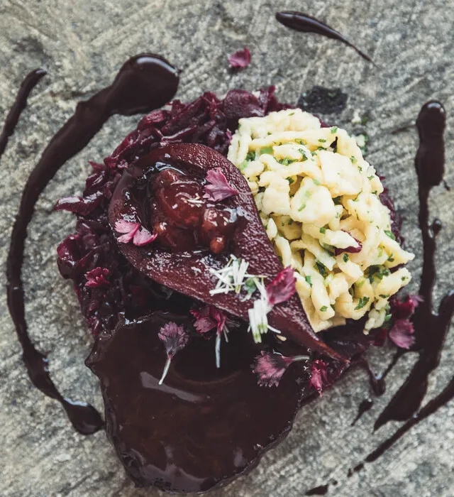 Frisch gekochte Spätzle mit Kräutern in einer Schale