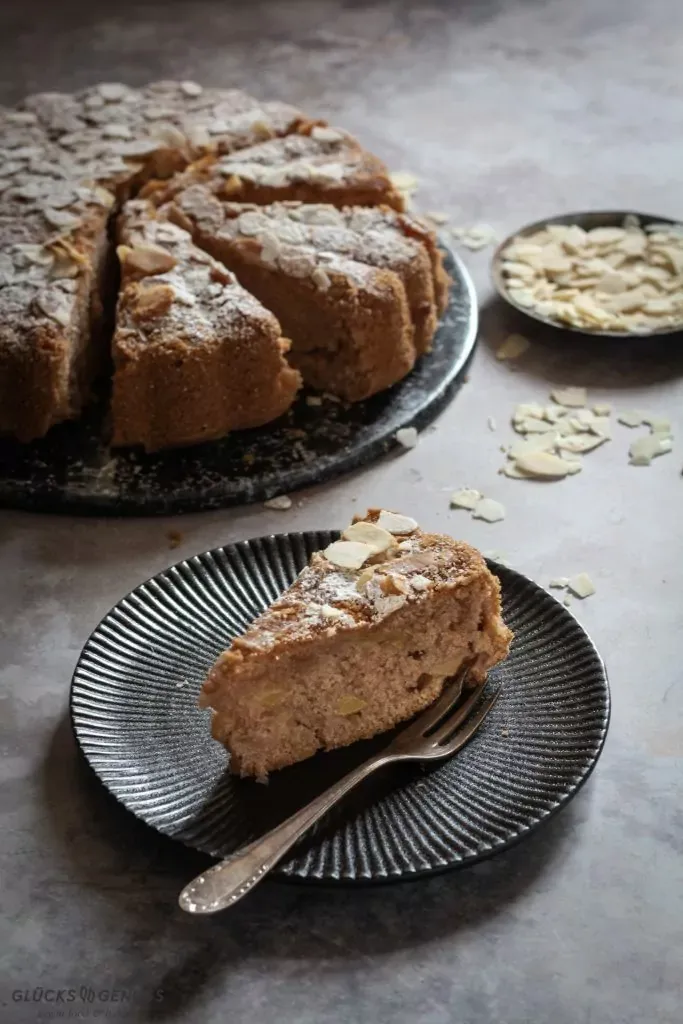 Frisch geschnittene Apfelwürfel und gemahlene Mandeln, bereit zur Verarbeitung