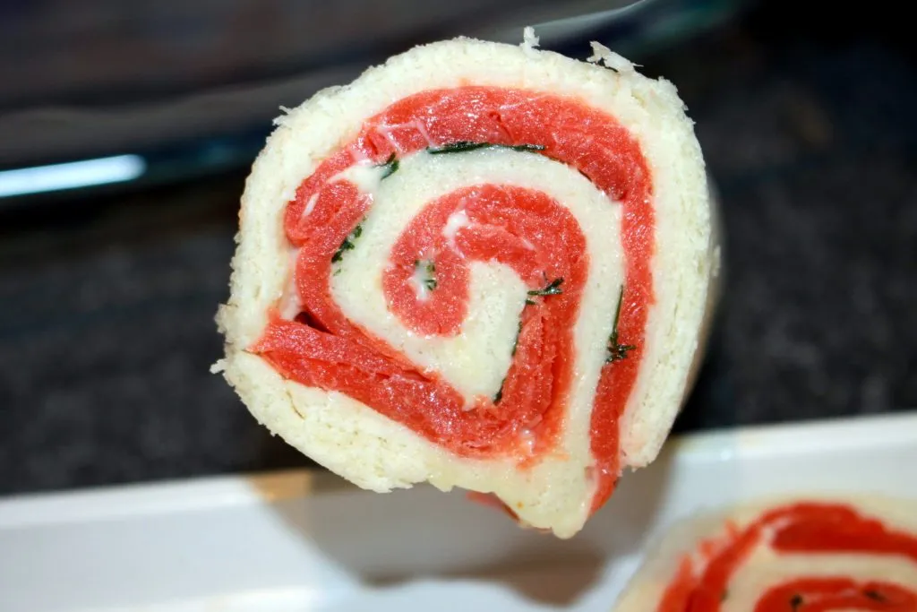 Frisch geschnittene Lachsrollen auf einer Servierplatte