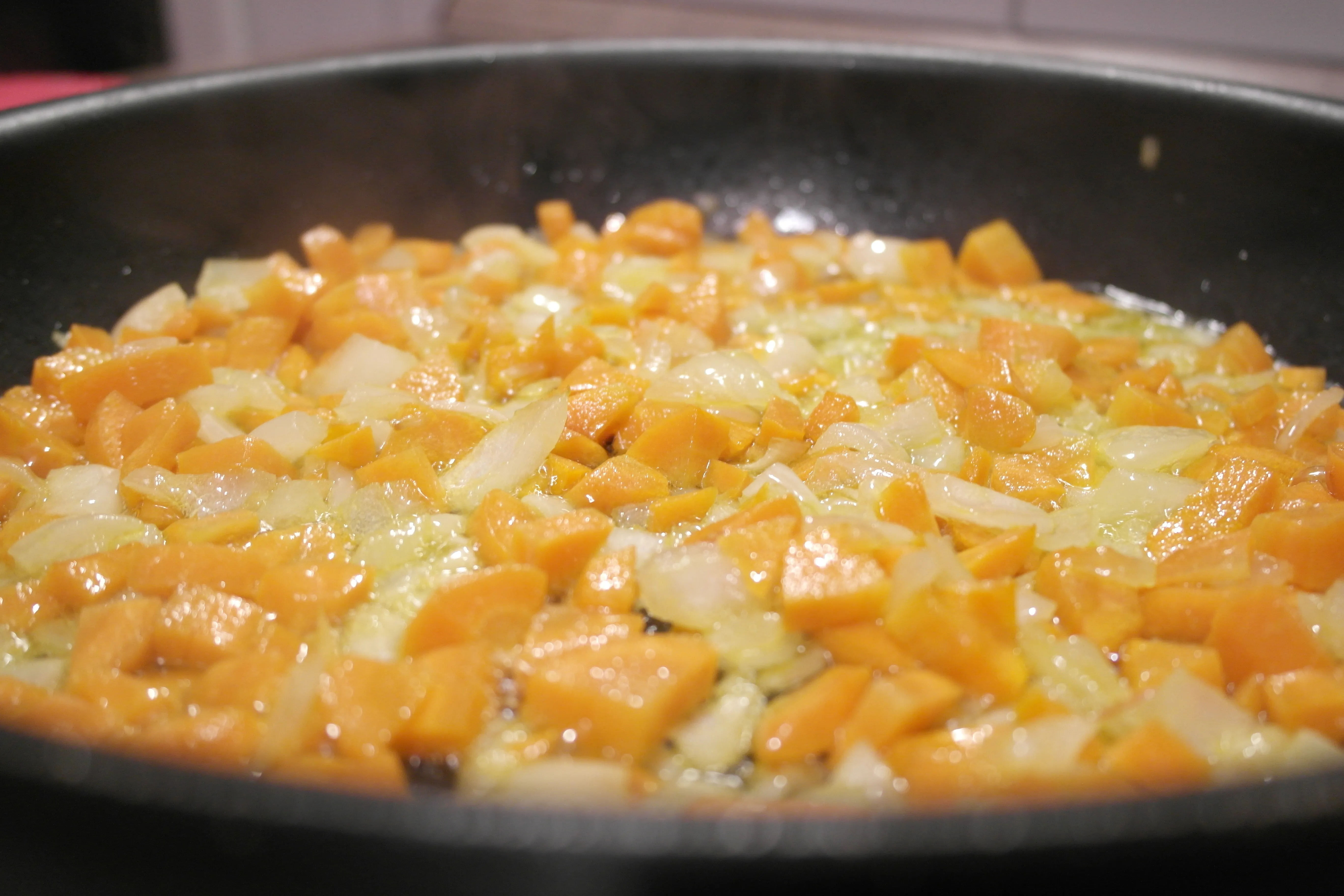 Frisch geschnittene Zwiebeln und Karotten, bereit zum Anbraten