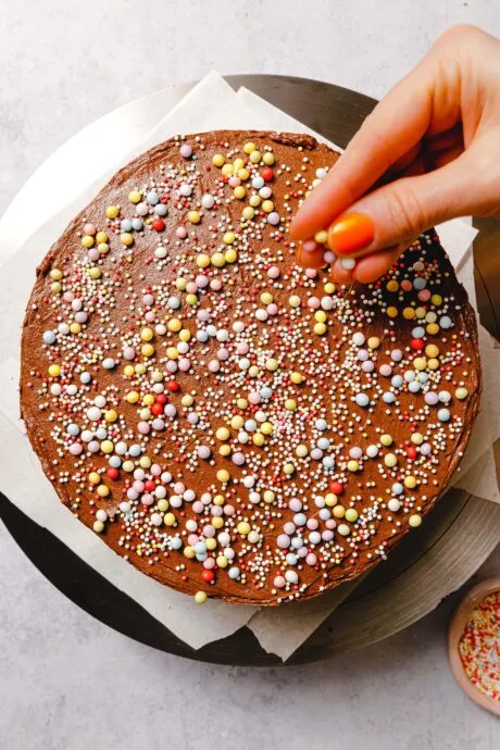 Frisch mit Schoko-Frosting überzogener veganer Geburtstagskuchen