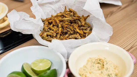Frisch zubereitete Ährenfische auf einem Teller