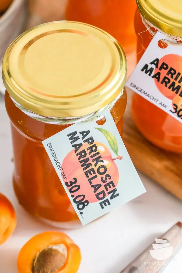 Frisch zubereitete Aprikosenmarmelade in einem Glas