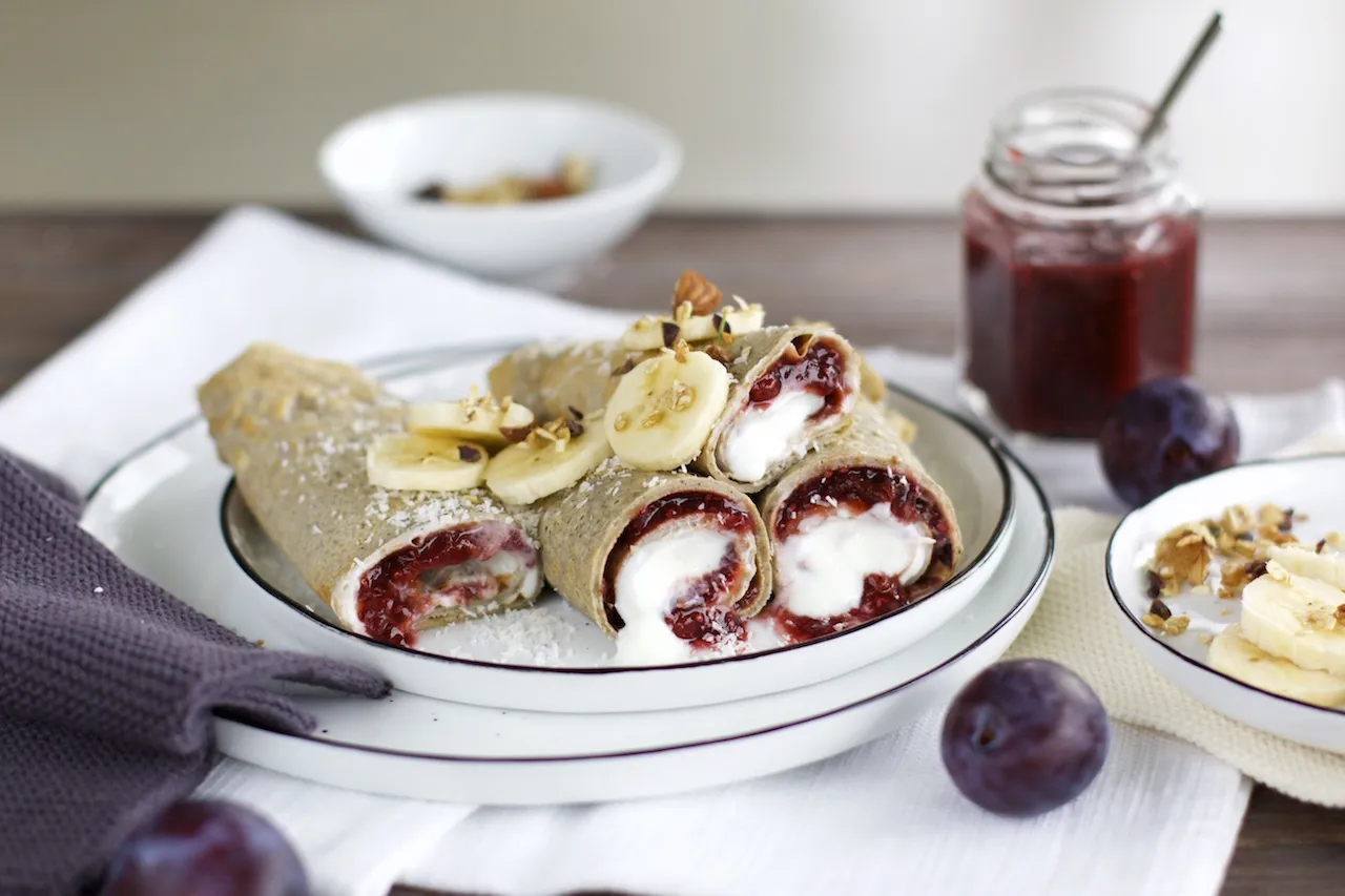Frisch zubereitete Buchweizen-Crêpes mit Pflaumenmus und Nüssen
