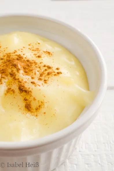 Frisch zubereitete Natillas mit Zimt bestreut