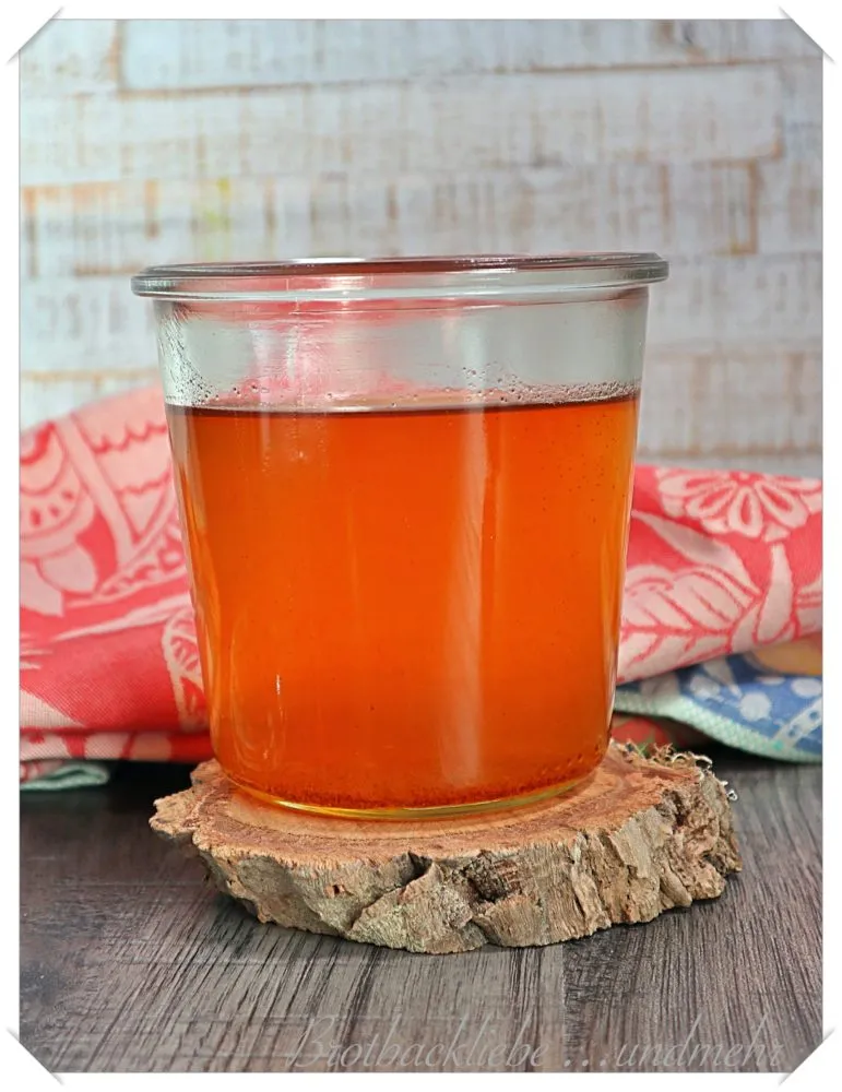 Frisch zubereitete Nussbutter in einem Topf, leicht gebräunt