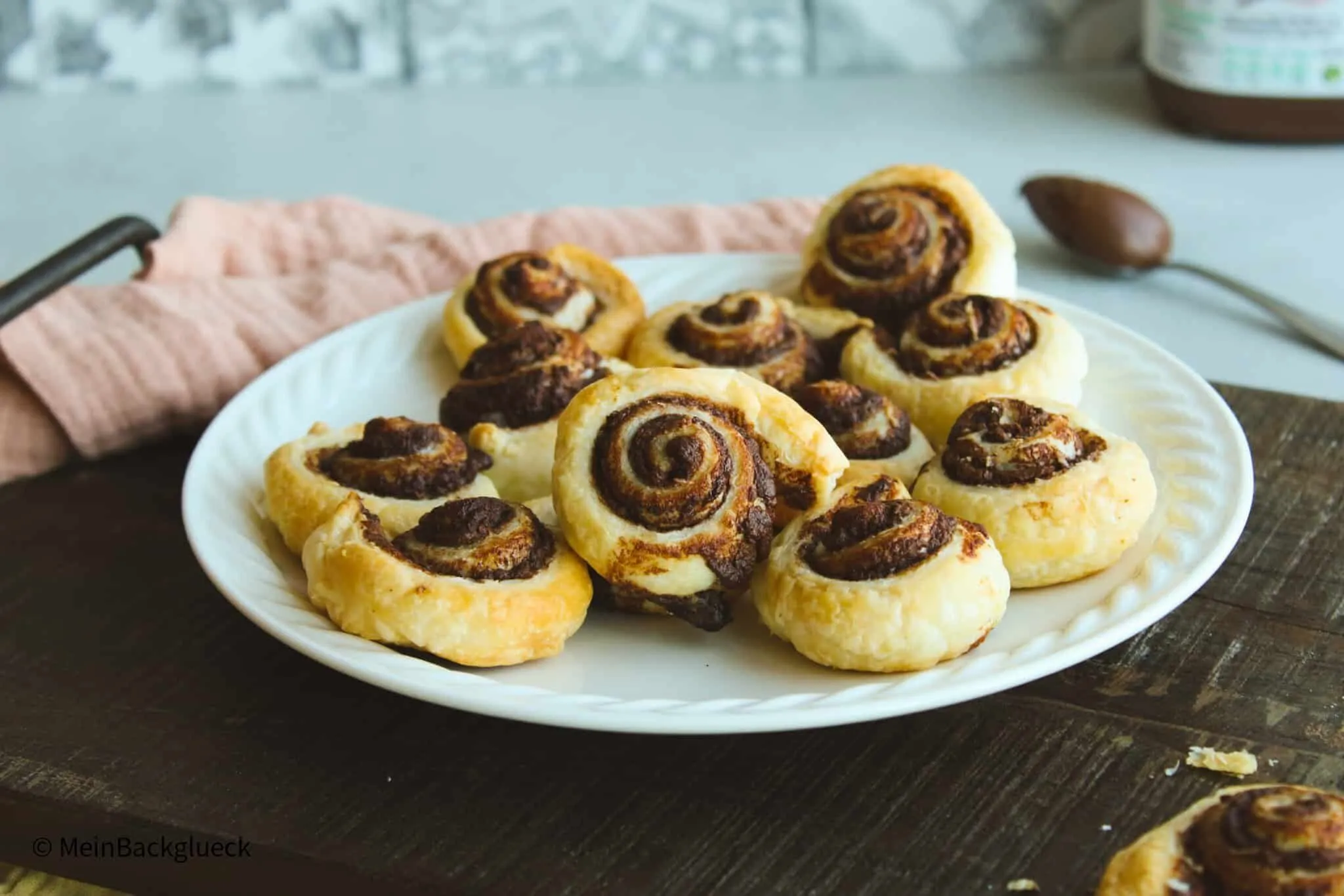Frisch zubereitete Nutella Blätterteig Schnecken auf einem Backblech