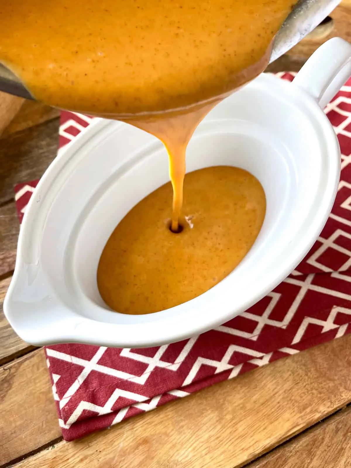 Frisch zubereitete Rahmsoße in einem Topf, fertig zum Servieren