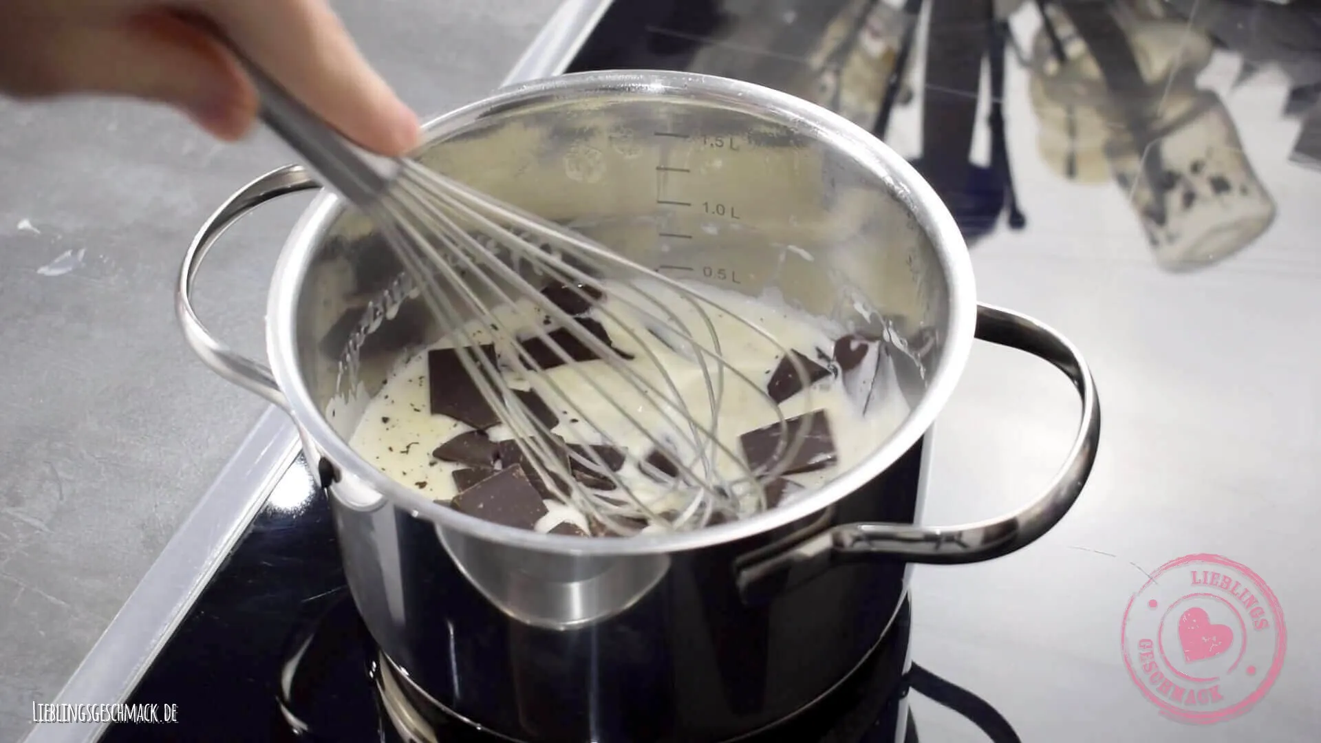 Frisch zubereitete Schokoladen-Ganache in einer Schüssel
