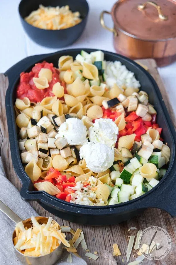 Frisch zubereitete vegetarische One Pot Pasta in einer Auflaufform