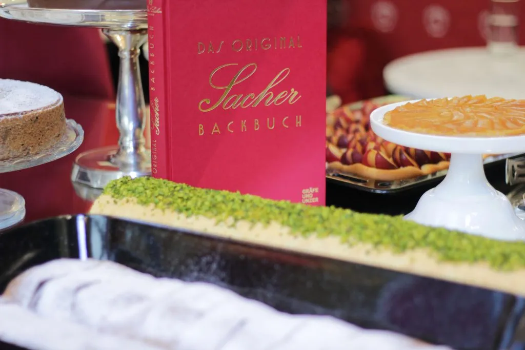 Frisch zubereiteter Kaiserschmarrn wird serviert