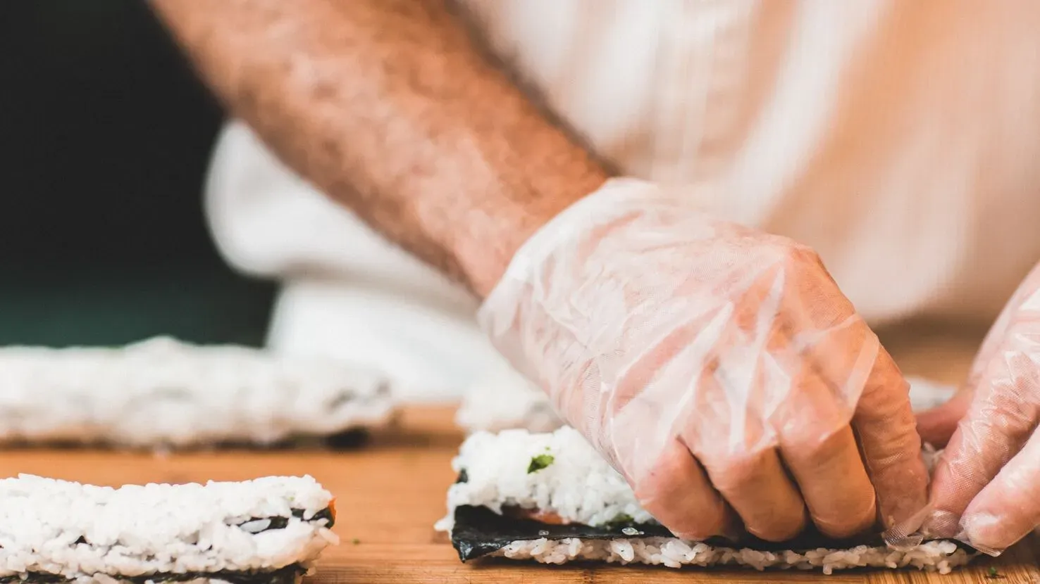 Frisch zubereitetes Sushi in verschiedenen Variationen