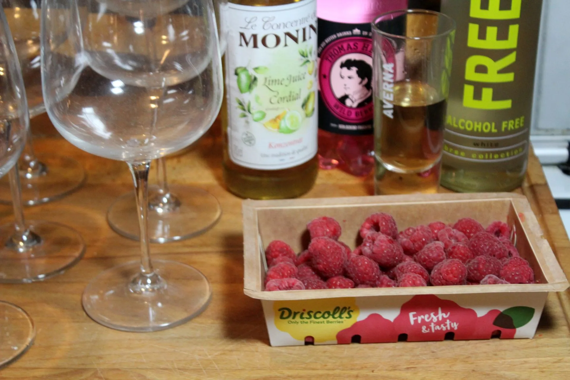 Frische Himbeeren werden für das Rezept in der Tiefkühltruhe gefroren