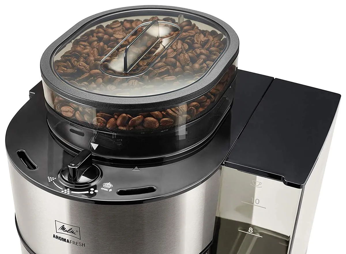 Frische Kaffeebohnen im Bohnenbehälter der Melitta Aromafresh