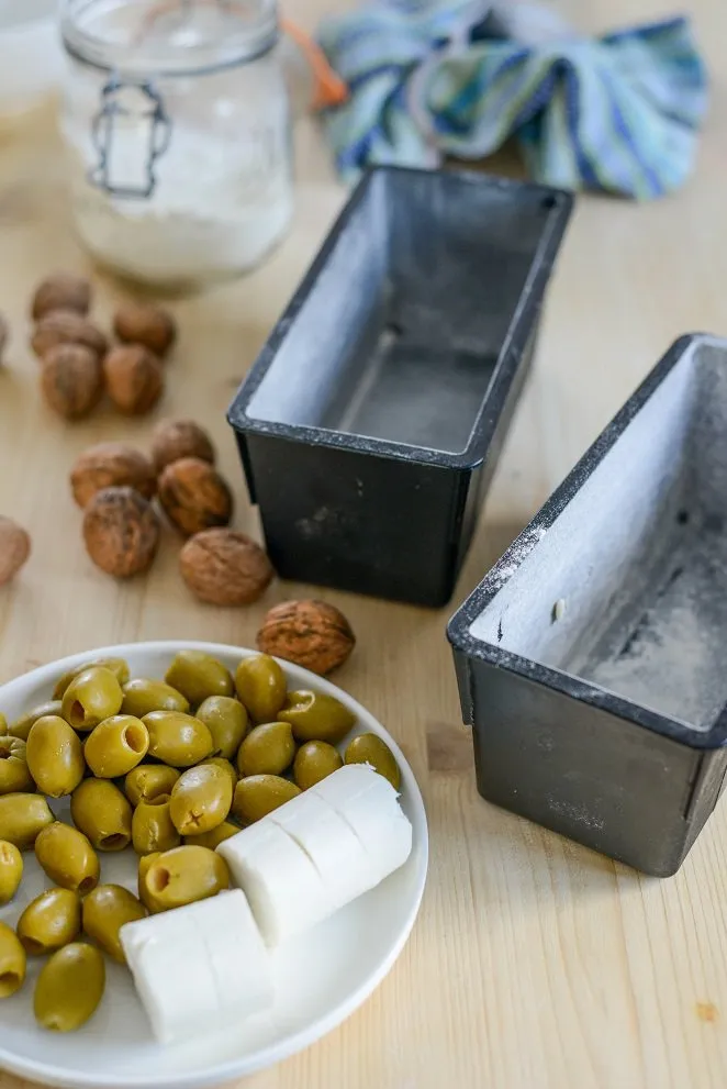 Frische Kräuter der Provence und Walnussöl werden zum Teig für den herzhaften Kuchen gegeben