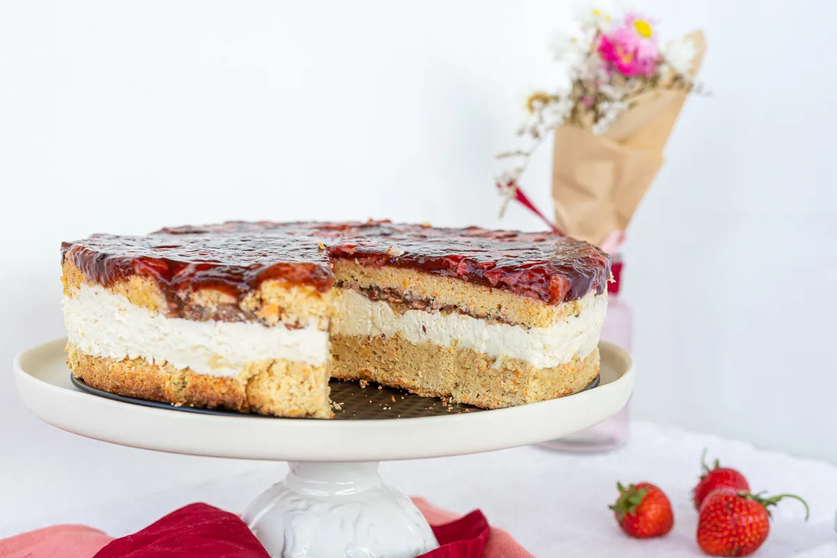 Frische Low Carb Erdbeer-Käse-Sahne-Torte, gluten- und zuckerfrei