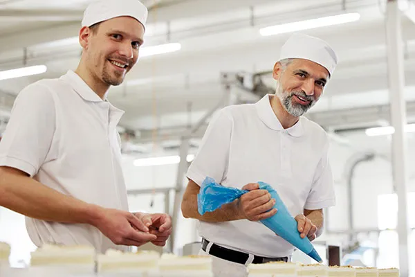 Frische Schweizer Rahm wird für Konditoreiprodukte verwendet