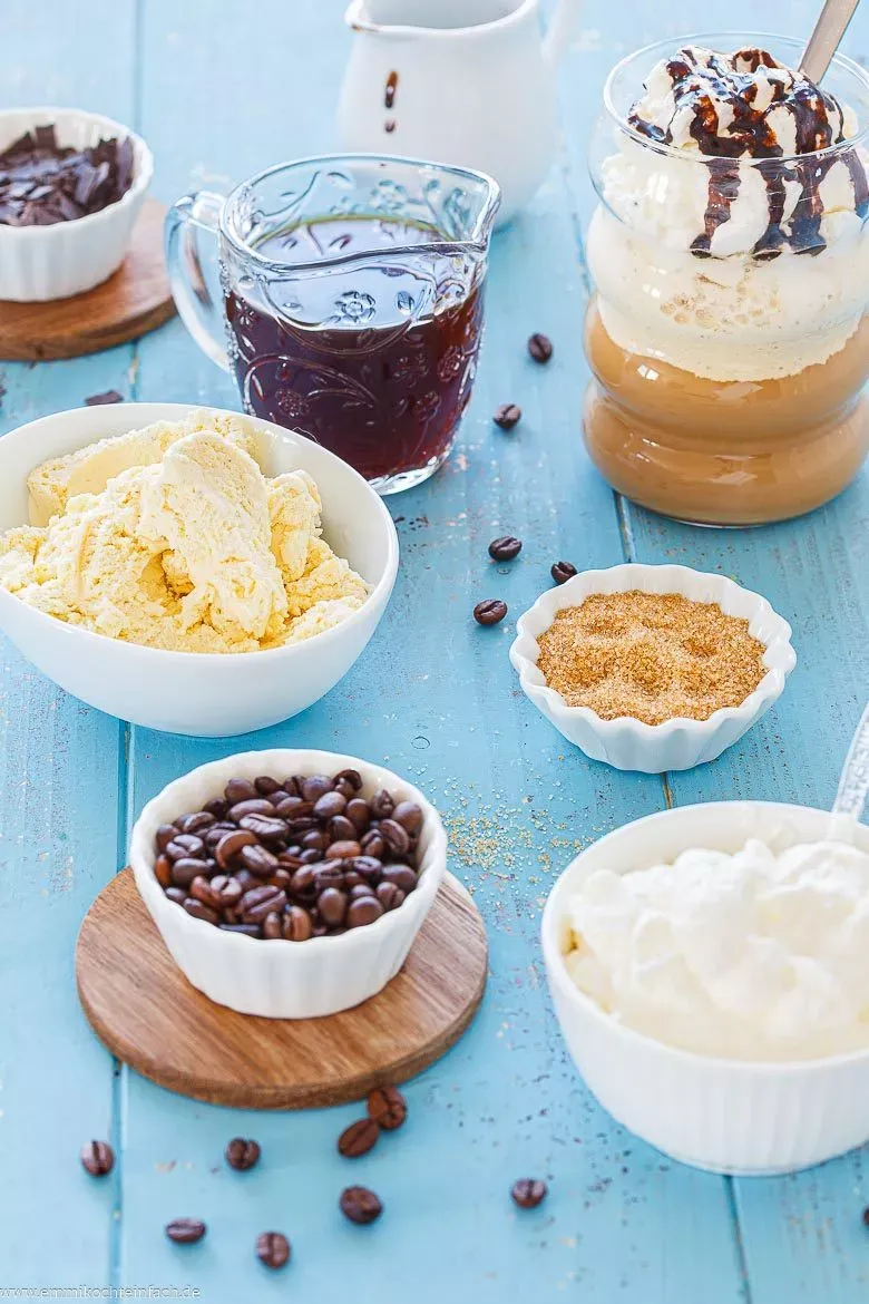 Frische Zutaten für selbstgemachten Eiskaffee auf einem Holztisch