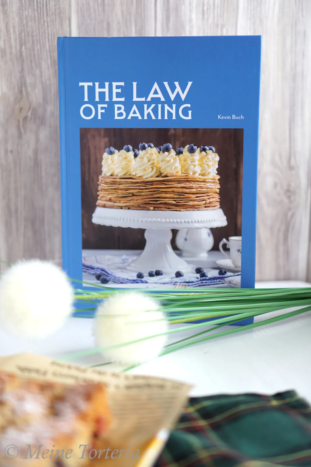 Frischer Beerenkuchen mit Nussstreuseln auf einem Holzbrett angerichtet