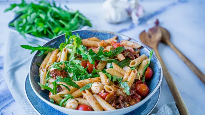 Frischer italienischer Nudelsalat mit bunten Zutaten