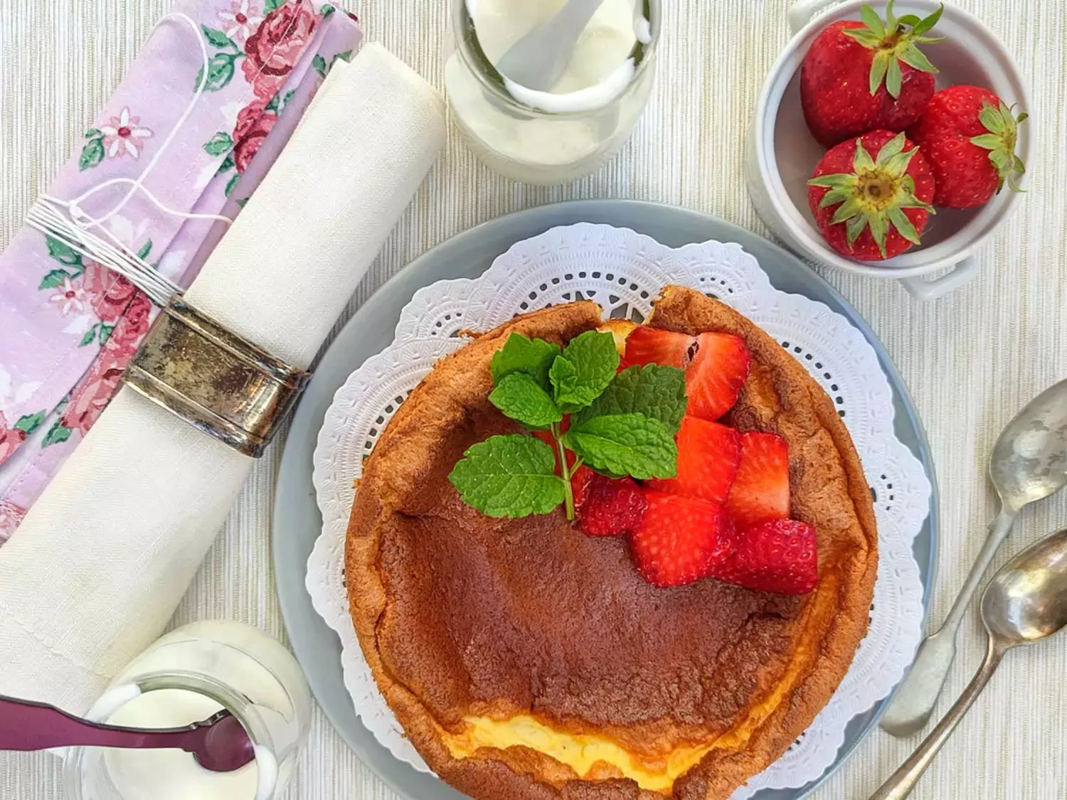 Frischer Joghurtkuchen mit Erdbeeren dekoriert