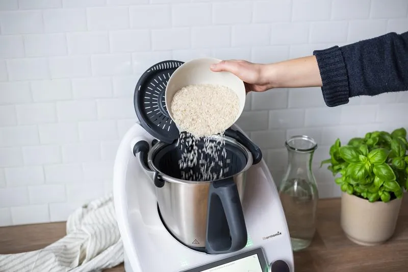Frischer Langkornreis wird sorgfältig in den Garkorb des Thermomix® gewogen.